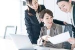 Nhật Bản : 9,4% phụ nữ ở vị trí quản lý, `` Bán lẻ '' là ngành phổ biến nhất. Ngành có tỷ lệ thấp nhất là ?