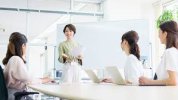 Nhật Bản xếp cuối trong số 36 quốc gia thành viên OECD về tỷ lệ nữ giới là quản lý , Hàn Quốc đứng thứ 35.