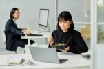 Nhật Bản : Hơn 60% mọi người dành giờ nghỉ trưa một mình tại nơi làm việc. Những lý do như “Tôi không muốn bị làm phiền”