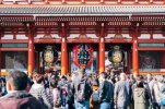 Nhật Bản : Quá nhiều khách du lịch ảnh hưởng tới cuộc sống người dân . Thực trạng du lịch quá mức hiện nay và biện pháp đối phó là gì?