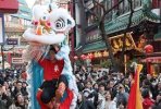 Khi số lượng khách du lịch nước ngoài tăng lên , thách thức cho tương lai là “làm thế nào để bảo vệ vẻ đẹp Nhật Bản ?”.