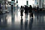 Sự phổ biến của “làm việc trong kỳ nghỉ” cho thấy giới trẻ đang rời Nhật Bản để đi làm việc ở nước ngoài nhằm tìm kiếm mức lương cao hơn.