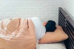 Nhật Bản : Tình trạng thiếu ngủ giảm một nửa sau 25 năm. Tác động của việc điều chỉnh thời gian làm việc kéo dài và đa dạng hóa phong cách làm việc.