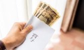 Nhật Bản : 40% cho biết tiền thưởng mùa hè "tăng so với năm ngoái" . Mặt khác, “các công ty vừa và nhỏ đang gặp khó khăn”.
