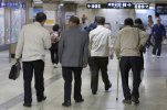 Nhật Bản : Lập luận ủng hộ việc nâng định nghĩa về người cao tuổi giải quyết tình trạng thiếu hụt lao động nhưng cũng cần thận trọng.