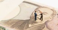Tại sao giá cả không giảm ngay cả khi đồng yên mạnh ? Sự kết thúc của "chủ nghĩa tư bản tham lam" không chuyển lợi ích cho người tiêu dùng.