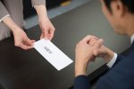 Thời điểm phổ biến nhất để những người có kinh nghiệm được tuyển dụng nghỉ việc là "dưới ba tháng" . Ngành nào có tỷ lệ giữ chân nhân viên cao nhất ?