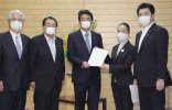 Thủ tướng Abe từ bỏ phương án nhập học vào tháng 9 do sự phản đối của đảng cầm quyền