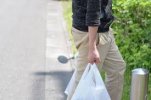 Sự phiền phức của việc tính phí túi mua sắm và lý do nhân viên siêu thị không muốn nói "túi mua sắm được tính phí"?