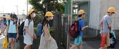 Trường tiểu học ở thành phố Motosu khuyến khích học sinh “đi học không cặp chống gù” như một biện pháp chống nóng