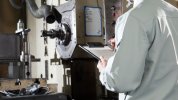 Nền kinh tế Nhật Bản lâm vào khủng hoảng .  "Phá sản vì thiếu nhân lực" và tình hình thảm khốc của ngành chế tạo sản xuất