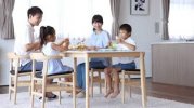 Bằng chứng là các ông chồng Nhật bị chỉ trích là "nuôi con thật thảm hại"