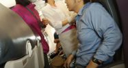 Osaka : Bắt giữ một nhân viên đại học từ chối đeo khẩu trang , máy bay phải hạ cánh khẩn cấp. Cáo buộc cản trở công việc Kinh doanh.
