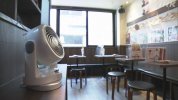 Các quán nhậu phục vụ rượu "Giới hạn trước 7 giờ tối . Cũng có những cửa hàng mở cửa đến nửa đêm ở khu vực xung quanh"